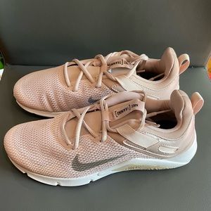 Nike Legend Essential women’s sneakers in color Stone Mauve